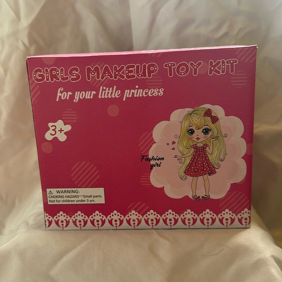 Makeup Toy Kit for 3+ with lots of accessories - Picture 4 of 8